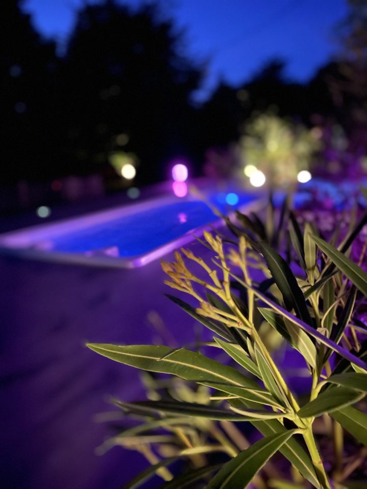 déguster une coupe de champagne sous les étoiles dans un jacuzzi en pleine nature, rien qu'avec ses copines