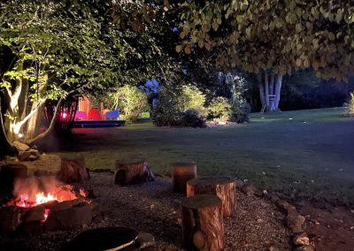 Grand parc arboré de la maison d'hotes Eden Locquirec avec vue panoramique sur la mer en Bretagne et son coin feu de bois cosy pour des soirées entre femmes en toute intimité
