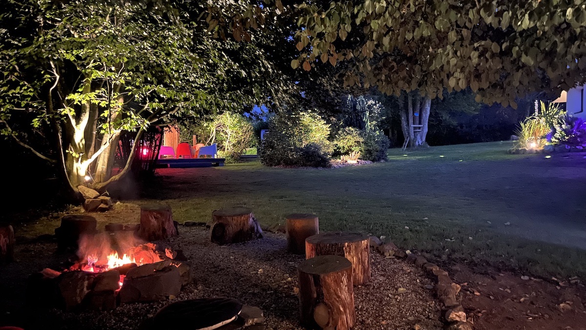 Grand parc arboré de la maison d'hotes Eden Locquirec avec vue panoramique sur la mer en Bretagne et son coin feu de bois cosy pour des soirées entre femmes en toute intimité