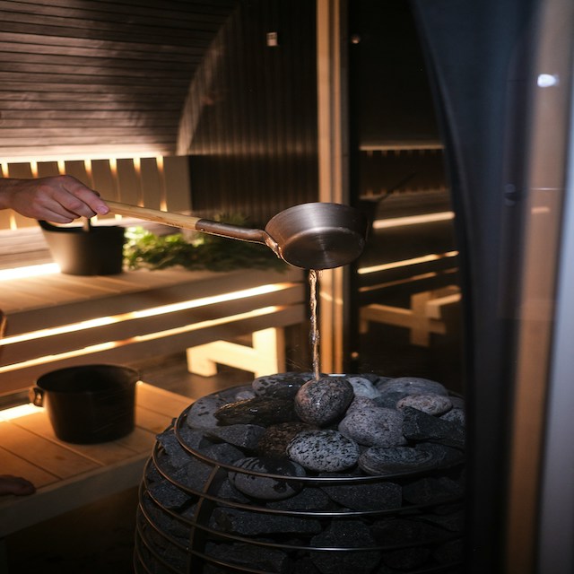 Espace bien-etre avec spa de nage chauffe et sauna au feu de bois dans le Finistere. l'ambiance du crépitement du feu et de l'eau qui se vaporise avec les huiles essentielles d'eucalyptus qui diffusent.